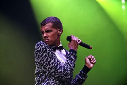 Un momento de la actuación de Stromae, con su chaquetilla de punto de formas geométricas y pajarita, ayer en Barcelona