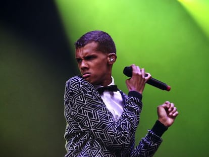 Un momento de la actuación de Stromae, con su chaquetilla de punto de formas geométricas y pajarita, ayer en Barcelona