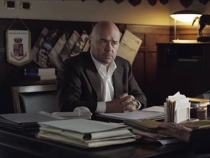 Fotograma de un capítulo de la serie 'El comisario Montalbano' que muestra al personaje interpretado por Nicola Zingaretti.