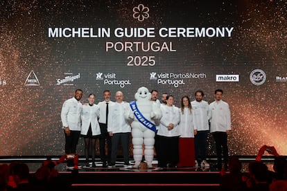 Foto de familia de algunos galardonados con estrella Michelin en Oporto. A la izquierda del muñeco, están Marlene Vieira y Rita Magro.