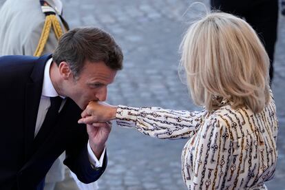 Emmanuel Macron besa la mano de su esposa Brigitte, durante el Da de la Bastilla, celebrado este jueves 14 de julio en Pars.