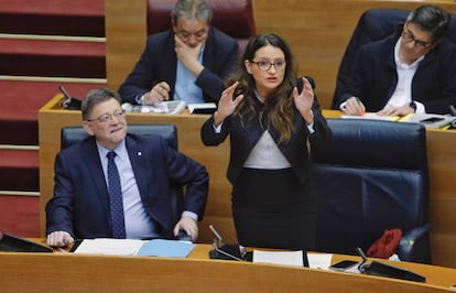 Èl presidente Ximo Puig y la vicepresidenta Mònica Oltra en una de las sesiones parlamentarias. 