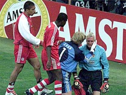 Santiago Cañizares es consolado por el portero del Bayer Múnich, Oliver Kahn, y otros dos jugadores de su equipo.