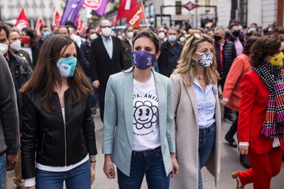 De izquierda a derecha, Ione Belarra, Irene Montero, Yolanda Díaz, y la vicepresidenta primera, Carmen Calvo, en la marcha de Día del Trabajo en Madrid.