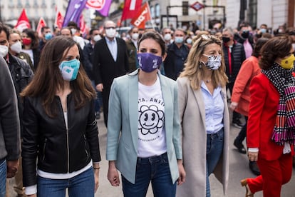 De izquierda a derecha, Ione Belarra, Irene Montero, Yolanda Díaz, y la vicepresidenta primera, Carmen Calvo, en la marcha de Día del Trabajo en Madrid.