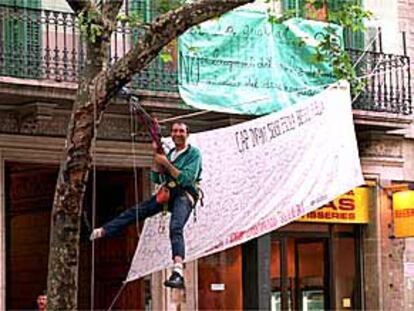 La asociación de padres y madres de la escuela El Roure de Barcelona cortaron ayer el tráfico de la calle de Mallorca durante cinco minutos para protestar contra la falta de plazas de guardería públicas.