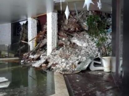 Membros da equipe de resgate italiana registram o estado em que ficou o hotel após a série de terremotos