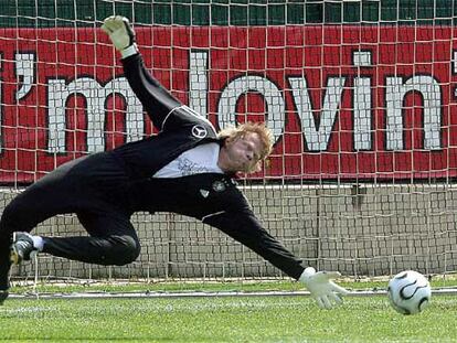 Oliver Kahn durante, un entrenamiento con la selección.