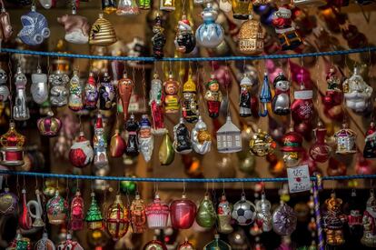 Los diferentes mercados navideños de Praga, como el de la Ciudad Vieja (en la foto) y los de las plazas de Wenceslao y de la República, tienen una característica que los hace especiales año tras año. Más allá de su cuidada decoración, ofrecen una amplia variedad de productos típicos exclusivos de estas fechas. Desde galletas y dulces típicos, hasta la navideña fragancia de flores secas llamada púrpura.