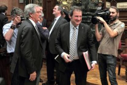 Xavier Trias, a la izquierda, y Jordi Hereu, en el último pleno del Ayuntamiento de Barcelona antes de la constitución del nuevo consistorio municipal.