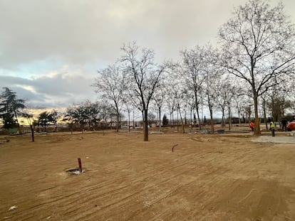 Varios operarios siguen con la primera fase de las obras del Parque Cornisa, en el distrito Centro de Madrid, el 18 de enero de 2023.