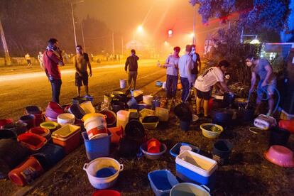 Voluntarios luchan contra el fuego en la cercada ciudad de Vigo el pasado octubre.