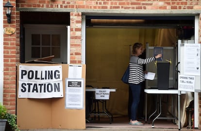 Una mujer ejerce su derecho al voto en Croydon (Reino Unido). 