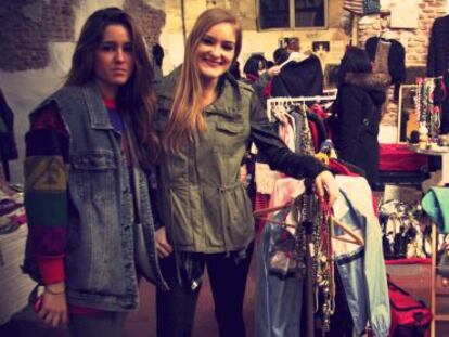 Leyre & Cia, junto a su puesto en el mercado que acoge la sede de Tabacalera.