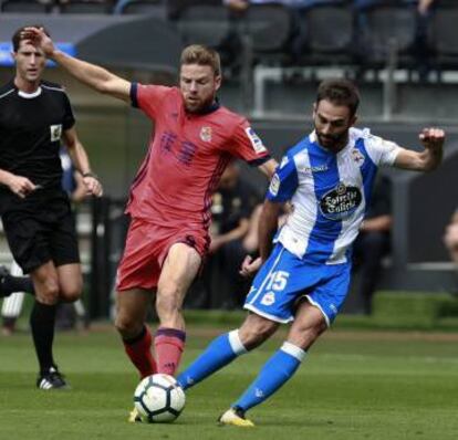 Illarra disputa el balón al deportivista Adrián.