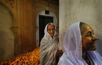 Viudas hindúes esperan las celebraciones del festival Holi en Vrindavan. Las familias indias destierran a las mujeres después de la muerte de sus esposos, por considerar que traen mala suerte.