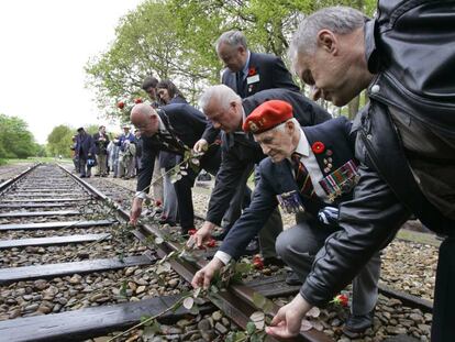 Veteranos de la II Guerra Mundial depositan en mayo de 2015 rosas sobre los raíles del tren a su paso por el campo de concentración de Westerbork.