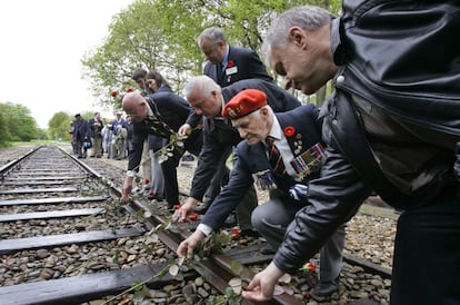 Veteranos de la II Guerra Mundial depositan en mayo de 2015 rosas sobre los raíles del tren a su paso por el campo de concentración de Westerbork.