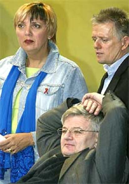 Claudia Roth y Fritz Kuhn, junto al ministro Joschka Fischer, ayer en Hannover.