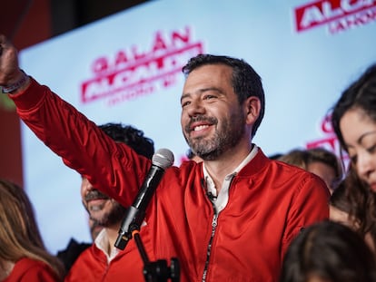 Carlos Fernando Galán celebra los resultados electorales, en el Cubo de Colsubsidio, en Bogotá, el 29 de octubre de 2023.