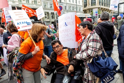 Demonstration in front of the Telefónica headquarters in Gran Vía against the closure of the centers, on April 25.