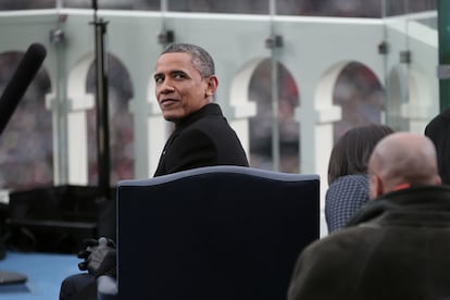 Barack Obama sigue la actuación de un coro en un momento de la ceremonia.