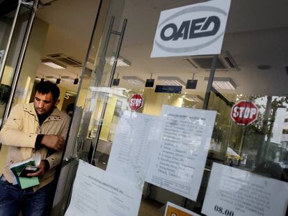 Un ciudadano sale de una oficina de empleo en Atenas, Grecia.