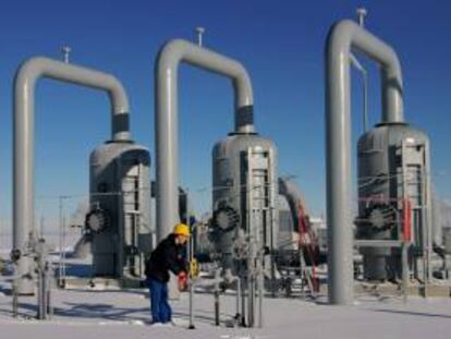 Un ingeniero inspecciona la estación de gas natural VNG en Sayda, Alemania. Esta planta recibe normalmente gas natural ruso a través de Ucrania, Eslovaquia y la República Checa. EFE/Archivo