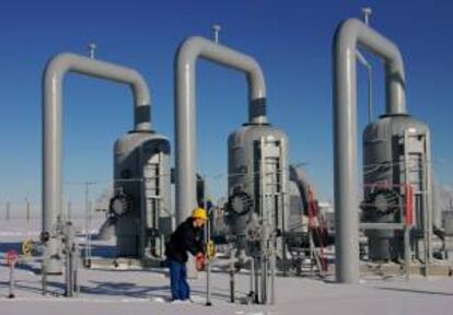 Un ingeniero inspecciona la estación de gas natural VNG en Sayda, Alemania. Esta planta recibe normalmente gas natural ruso a través de Ucrania, Eslovaquia y la República Checa. EFE/Archivo