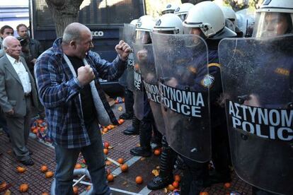 Un agricultor se encara con la polic&iacute;a en una protesta frente al Parlamento.