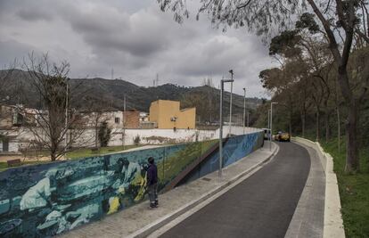 Roc Blackblock pinta un grafiti en un mur de Montcada i Reixac.