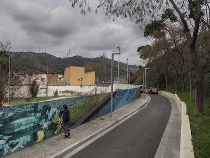 Roc Blackblock pinta un &#039;graffiti&#039; en un muro de Montcada i Reixac.