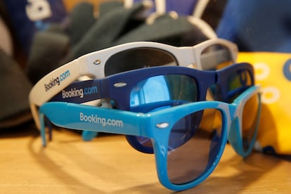Unas gafas con el logo de Booking, en una imaagen de archivo.