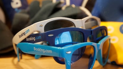 Unas gafas con el logo de Booking, en una imaagen de archivo.