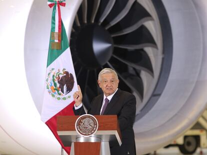 Andrés Manuel López Obrador, presidente de México, ofrece una conferencia junto al avión presidencial TP-01, en Ciudad de México, el 27 de julio de 2020.