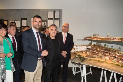 Ferran Adrià inaugura una exposición sobre elBullifoundation en el Palau Robert de Barcelona.