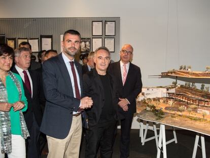 Ferran Adrià inaugura una exposición sobre elBullifoundation en el Palau Robert de Barcelona.