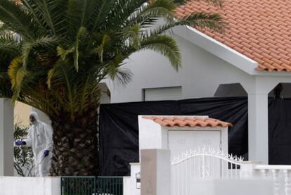 Un agente de policía investiga en la casa de Óbidos (Portugal) en la que varios etarras vivieron y almacenaron material explosivo.
