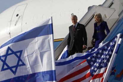 El vicepresidente Joe Biden y su esposa, Jill, llegan ayer al aeropuerto de Tel Aviv.