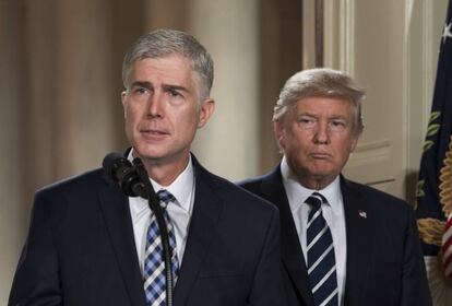 Neil Gorsuch à frente de Donald Trump, após ser indicado para uma vaga na Suprema Corte.