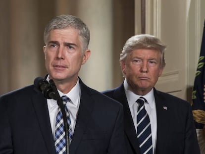 Neil Gorsuch à frente de Donald Trump, após ser indicado para uma vaga na Suprema Corte.