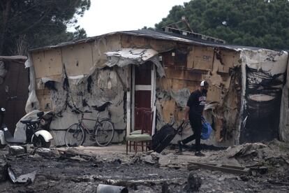 Un habitante del poblado tras recoger alguna de sus pertenencias tras extinguirse el fuego.