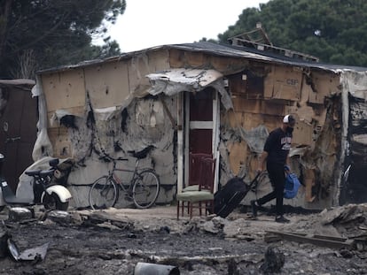 Un habitante del poblado tras recoger alguna de sus pertenencias tras extinguirse el fuego.
