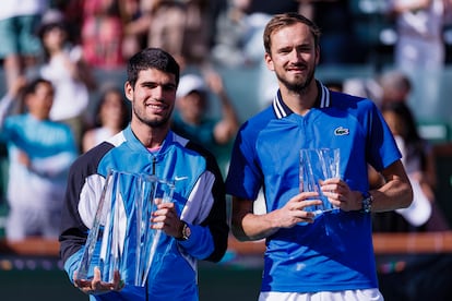 Carlos Alcaraz (a la izquierda) y Daniil Medvedev posan con los trofeos tras la final del Masters 1000 de Indian Wells. 