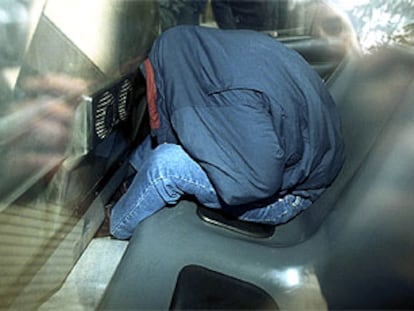 Fernando Adalid, ayer, cuando era conducido por la policía a los juzgados de Tarragona.