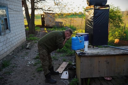  Volodímir Orenchak lavándose en la casa en la que vivían los tanquistas en el pueblo de Huliaipole (región de Zaporiyia), cerca del frente, el 2 de mayo de 2023.