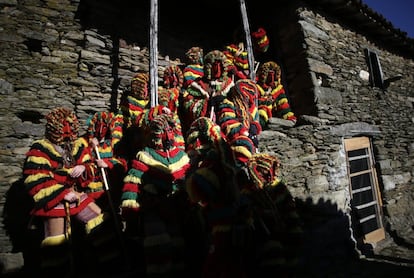 'Los Caretos' son unas figuras endiabladas que recorren las calles con el objetivo de perseguir y dar latigazos en las caderas a las mujeres, un ritual que busca fomentar la fertilidad y virilidad. En la imagen, un grupo de 'caretos' durante los carnavales de Podence (Portugal).