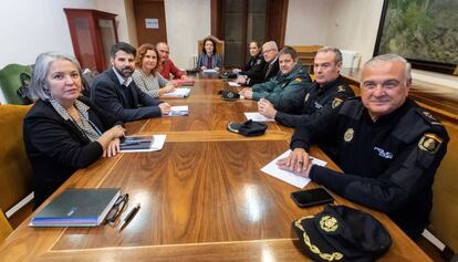 La 'consellera' de Presidencia de Baleares, María Teresa Suárez Genovard (izquierda), y el 'conseller' de Derechos Sociales, Javier de Juan Martin (segundo por la izquierda) participan este miércoles en Palma en una reunión del grupo de coordinación Instituto Mallorquín de Asuntos Sociales (IMAS),