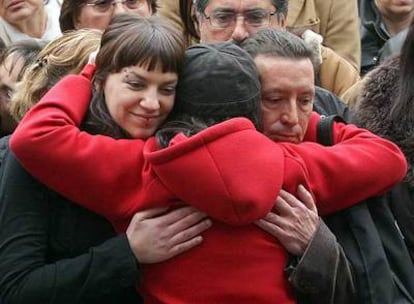 Sandra Carrasco, a la izquierda, recibe el consuelo y la felicitación de una amiga tras su intervención en la plaza Mayor de Mondragón.