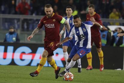 Fernando controla el balón ante De Rossi.